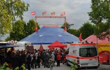 SPD-Fahnen auf dem Zelt des Circus Piccolo