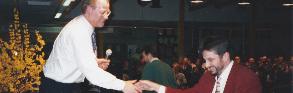 Rudolf Scharping bedankt sich bei Jürgen Hestler für eine tolle Veranstaltung.