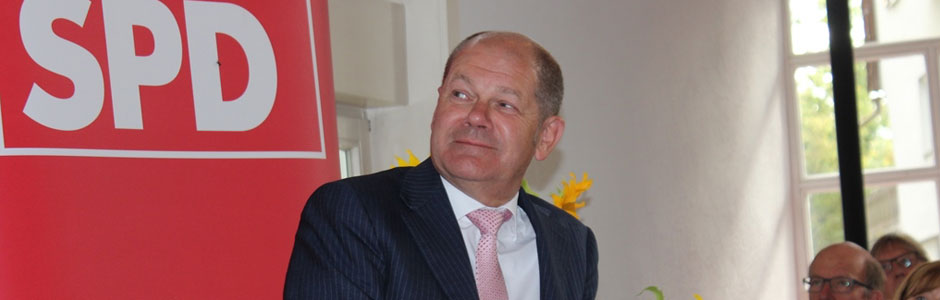 Olaf Scholz auf dem Roten Stuhl.